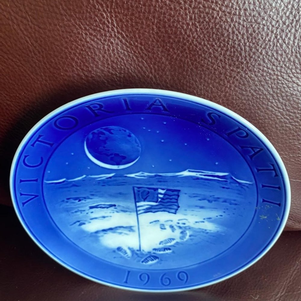 ROYAL  COPENHAGEN  1969 VICTORIA SPATII COMMEMORATIVE   PLATE .
